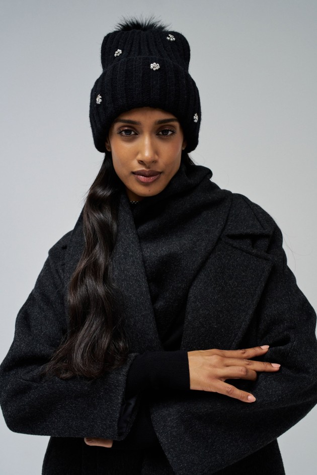 BONNET AVEC CLÉS MÉTALLIQUES