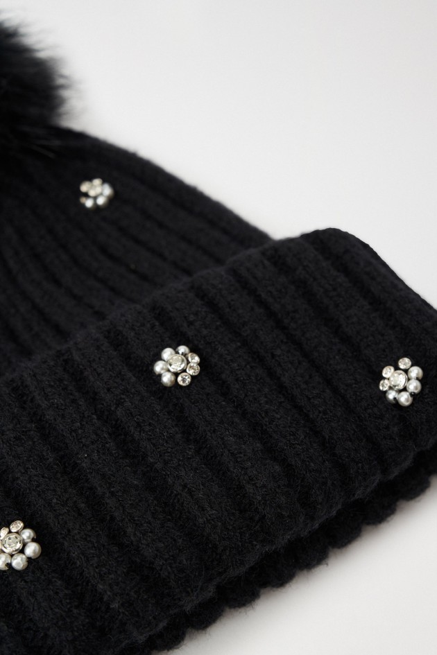 BONNET AVEC CLÉS MÉTALLIQUES