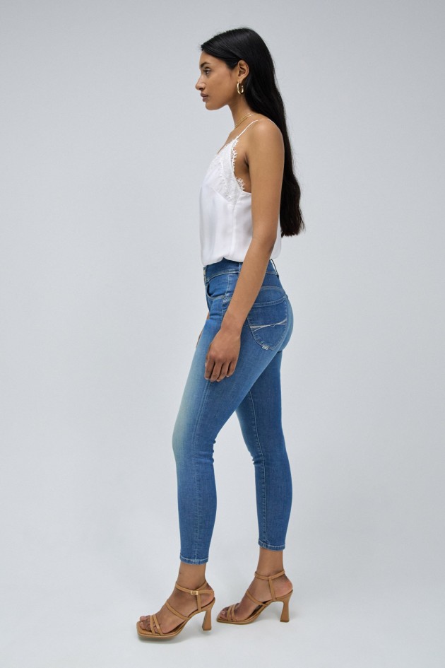SECRET PUSH IN CROPPED WITH DETAIL ON THE POCKET JEANS