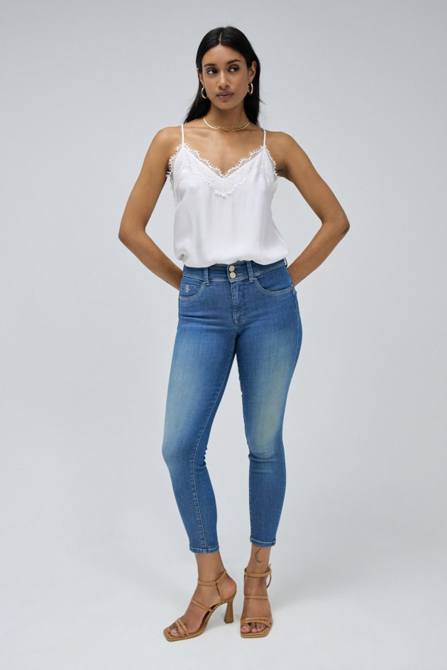 SECRET PUSH IN CROPPED WITH DETAIL ON THE POCKET JEANS
