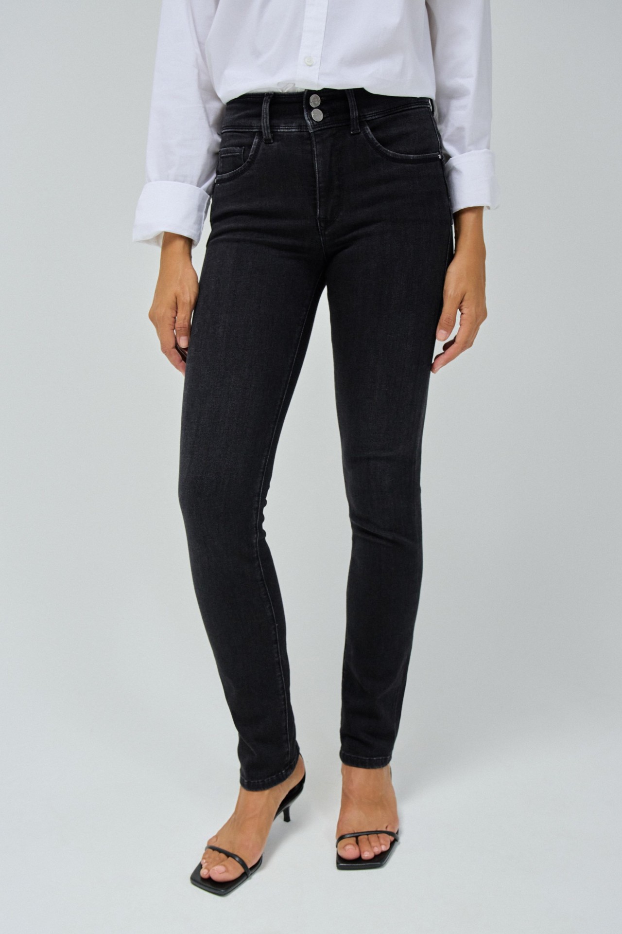 SECRET PUSH IN SLIM JEANS