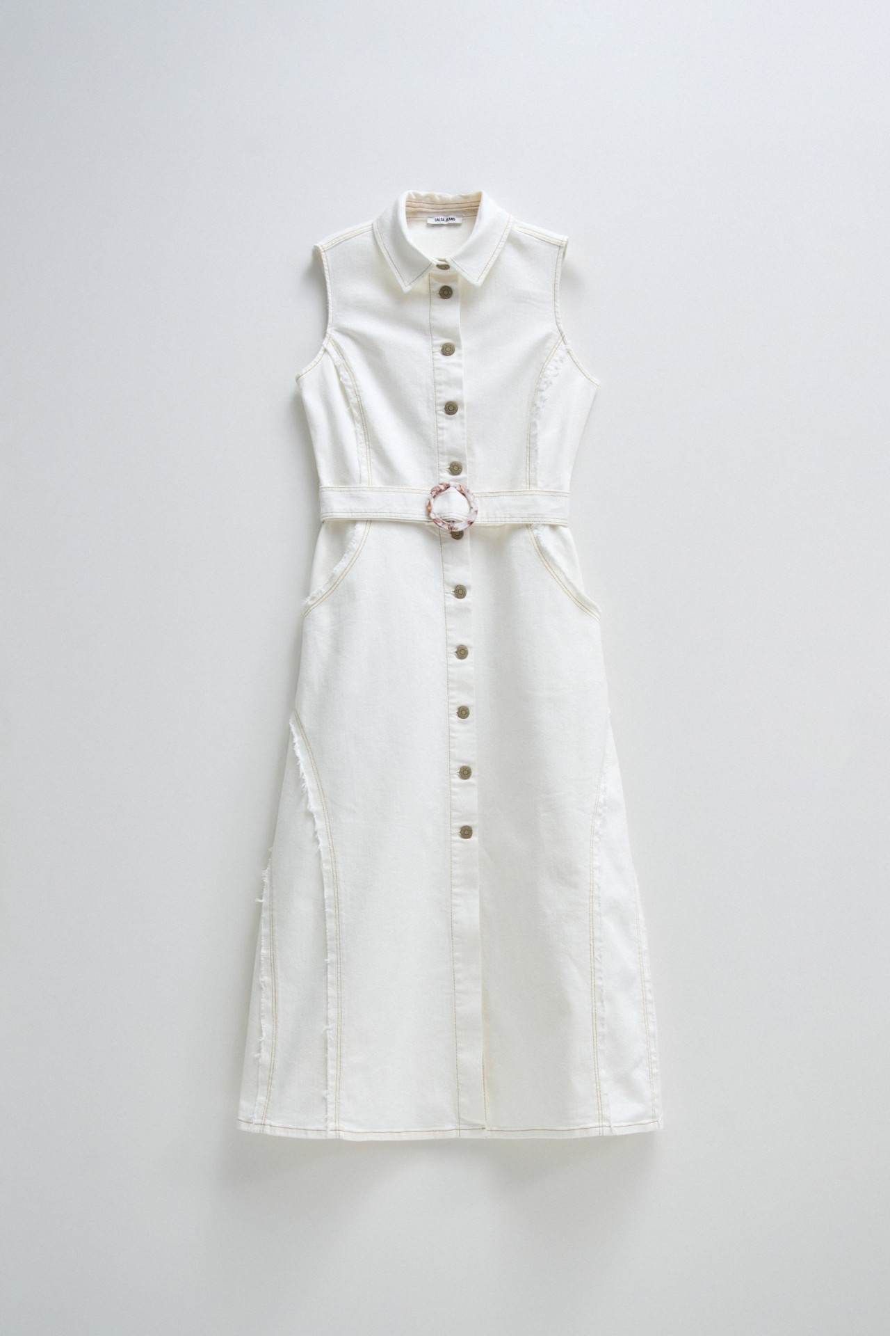 KLEID IN MITTELBLAUEN JEANS