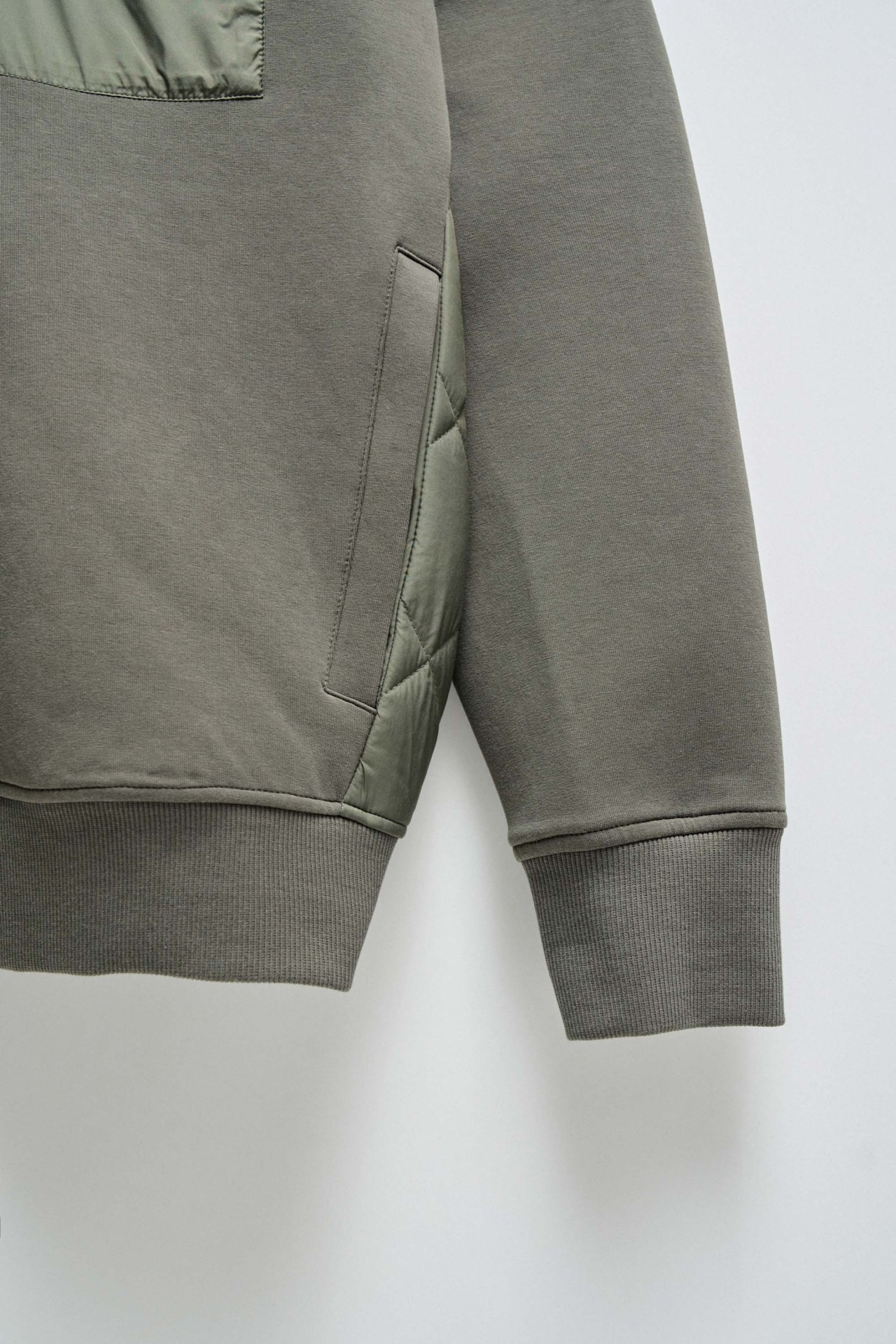 JACKET MIXES MATERIALS WITH ZIP