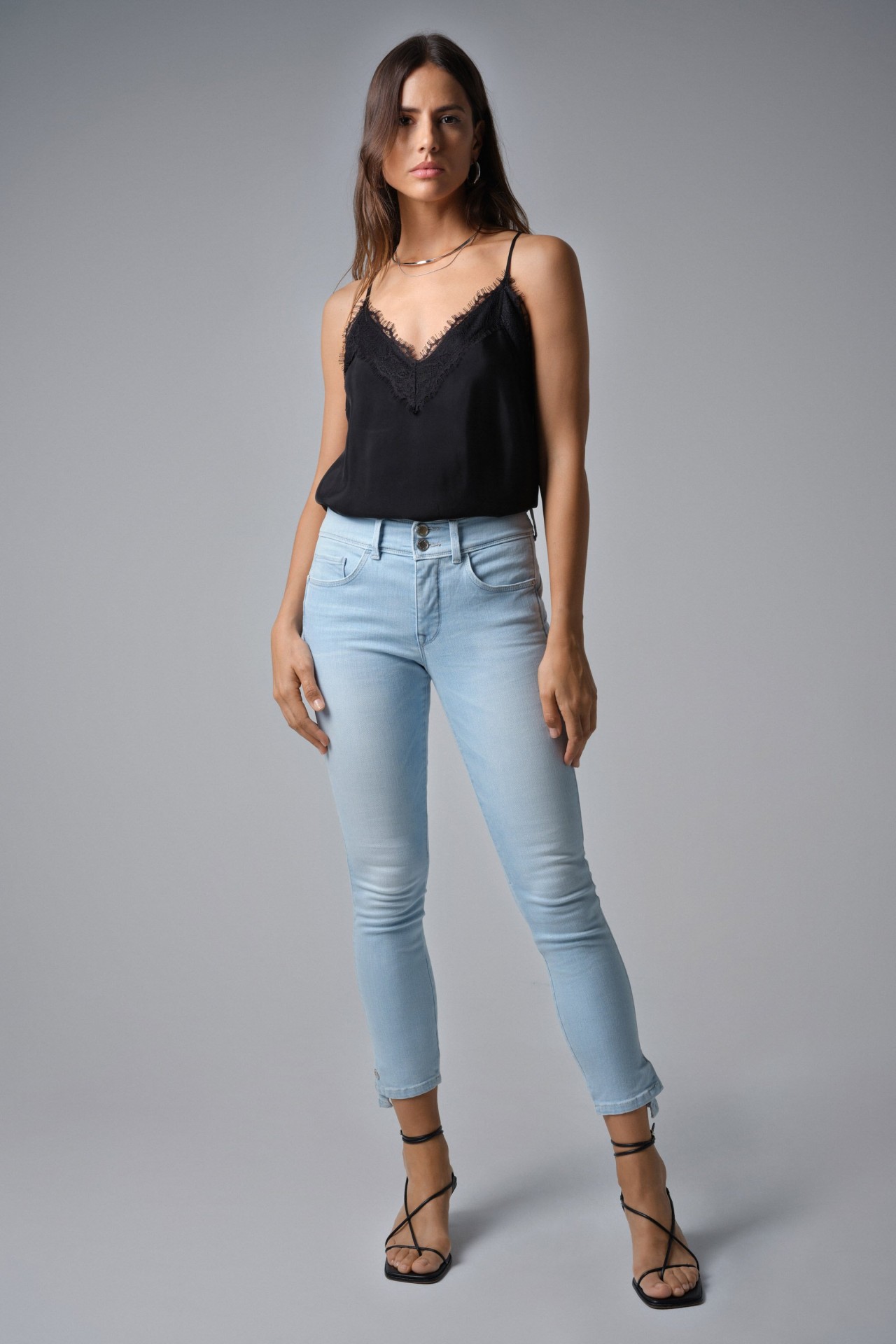 SECRET PUSH IN CROPPED SKINNY JEANS