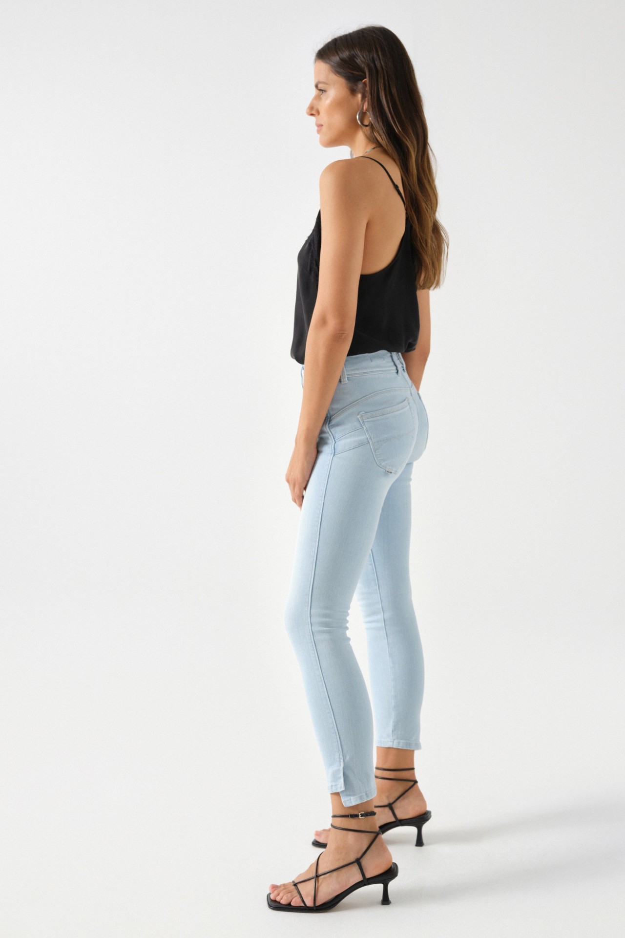 SECRET PUSH IN CROPPED SKINNY JEANS