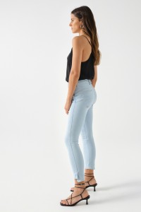 SECRET PUSH IN CROPPED SKINNY JEANS