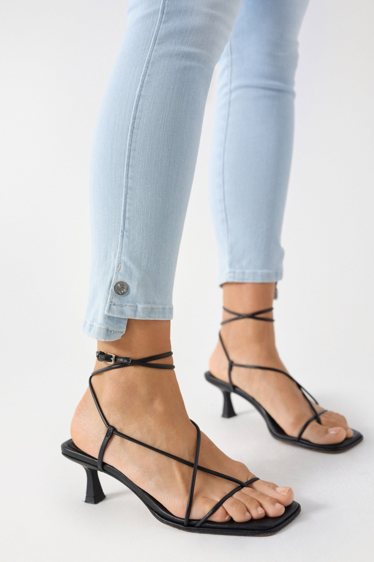 SECRET PUSH IN CROPPED SKINNY JEANS