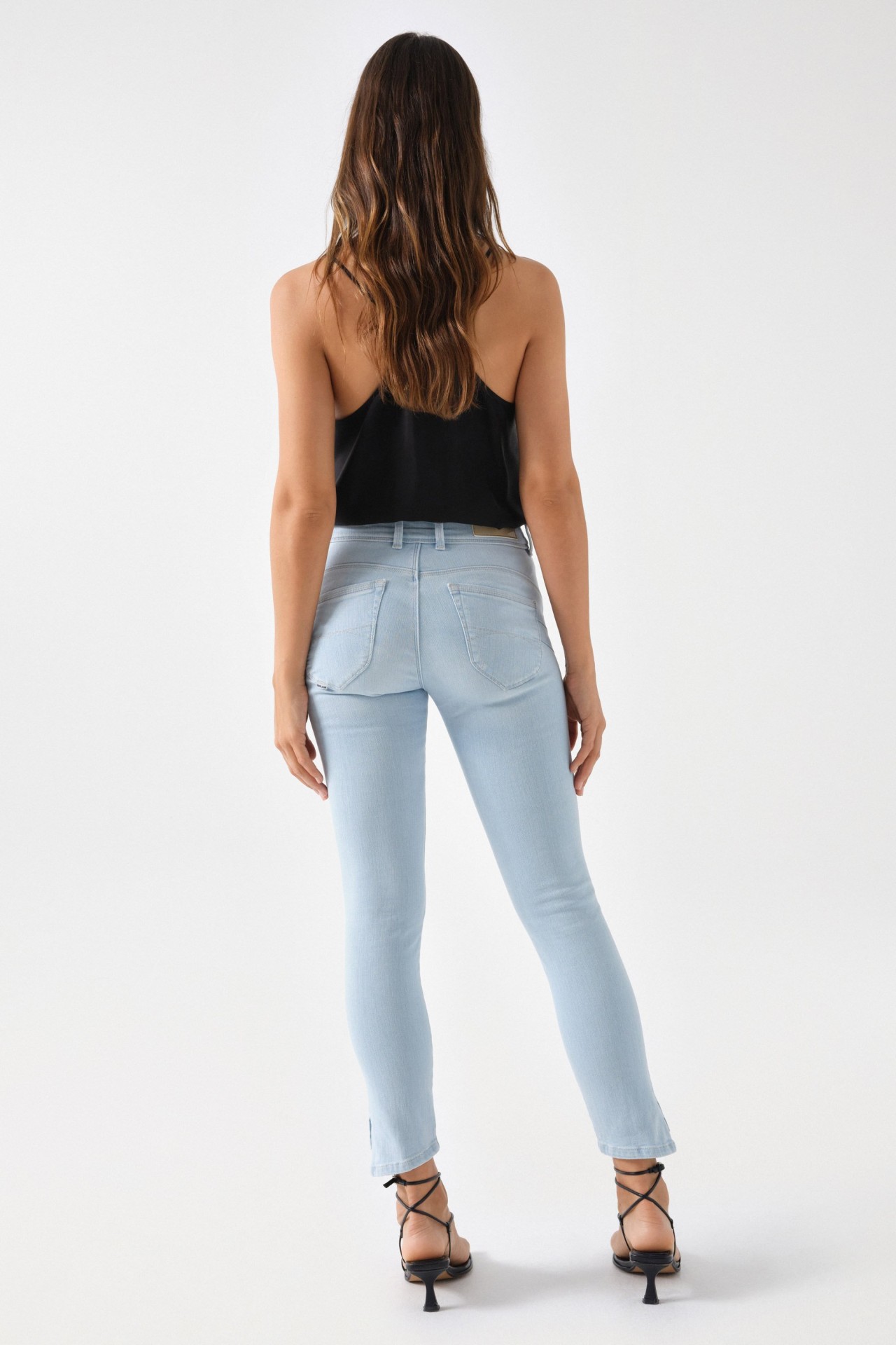 SECRET PUSH IN CROPPED SKINNY JEANS