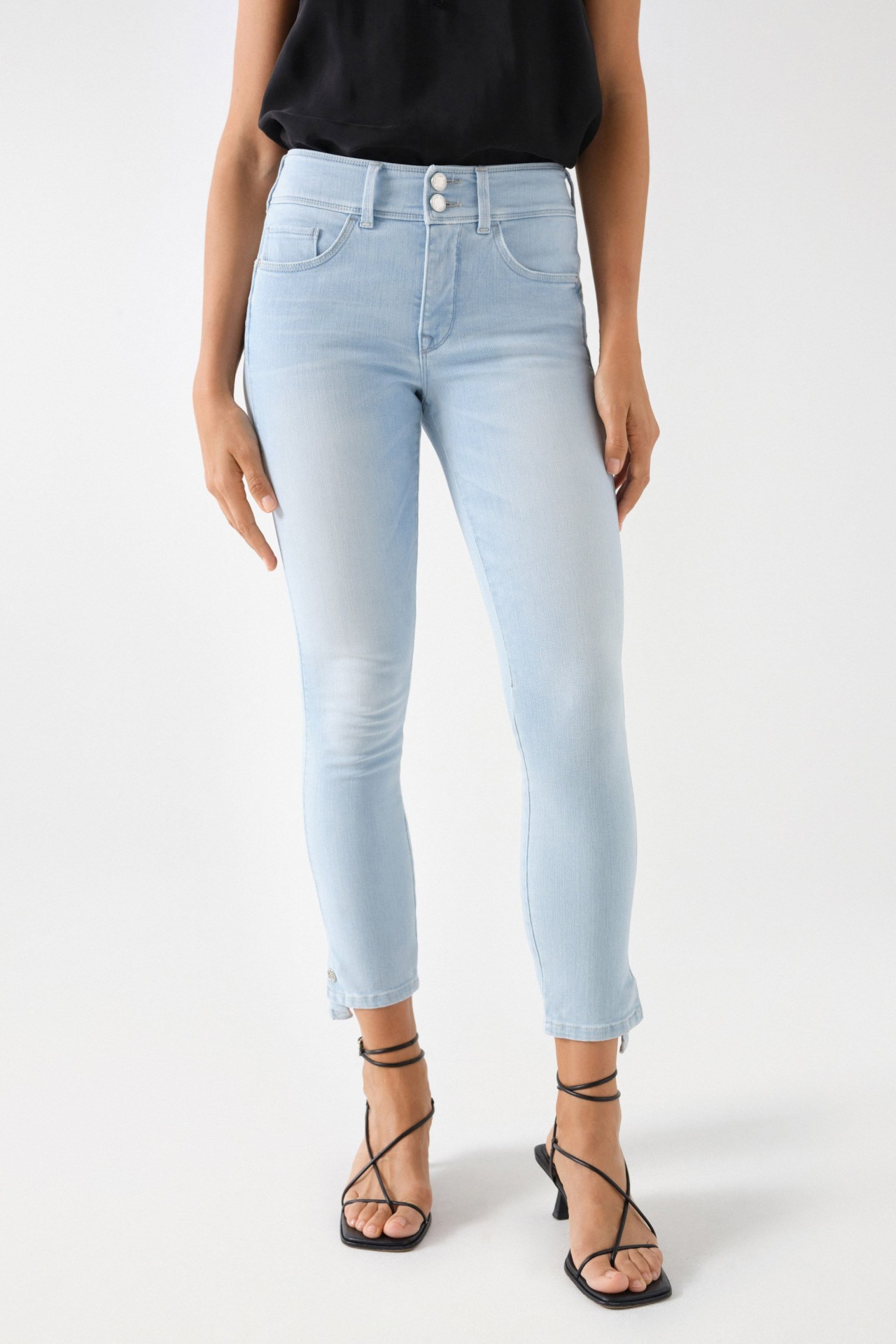 SECRET PUSH IN CROPPED SKINNY JEANS