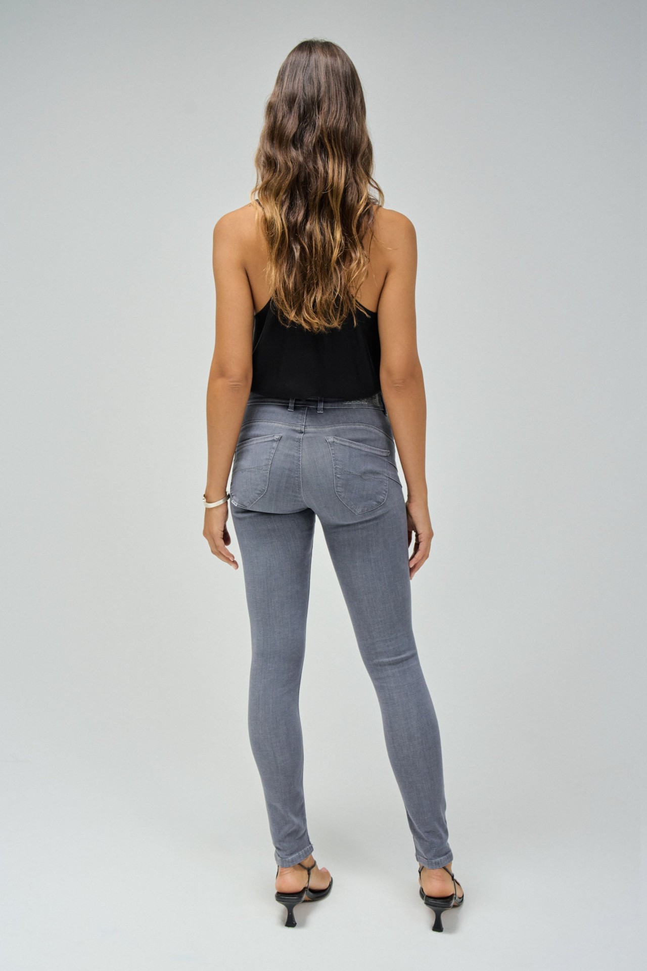 SECRET PUSH IN SKINNY JEANS