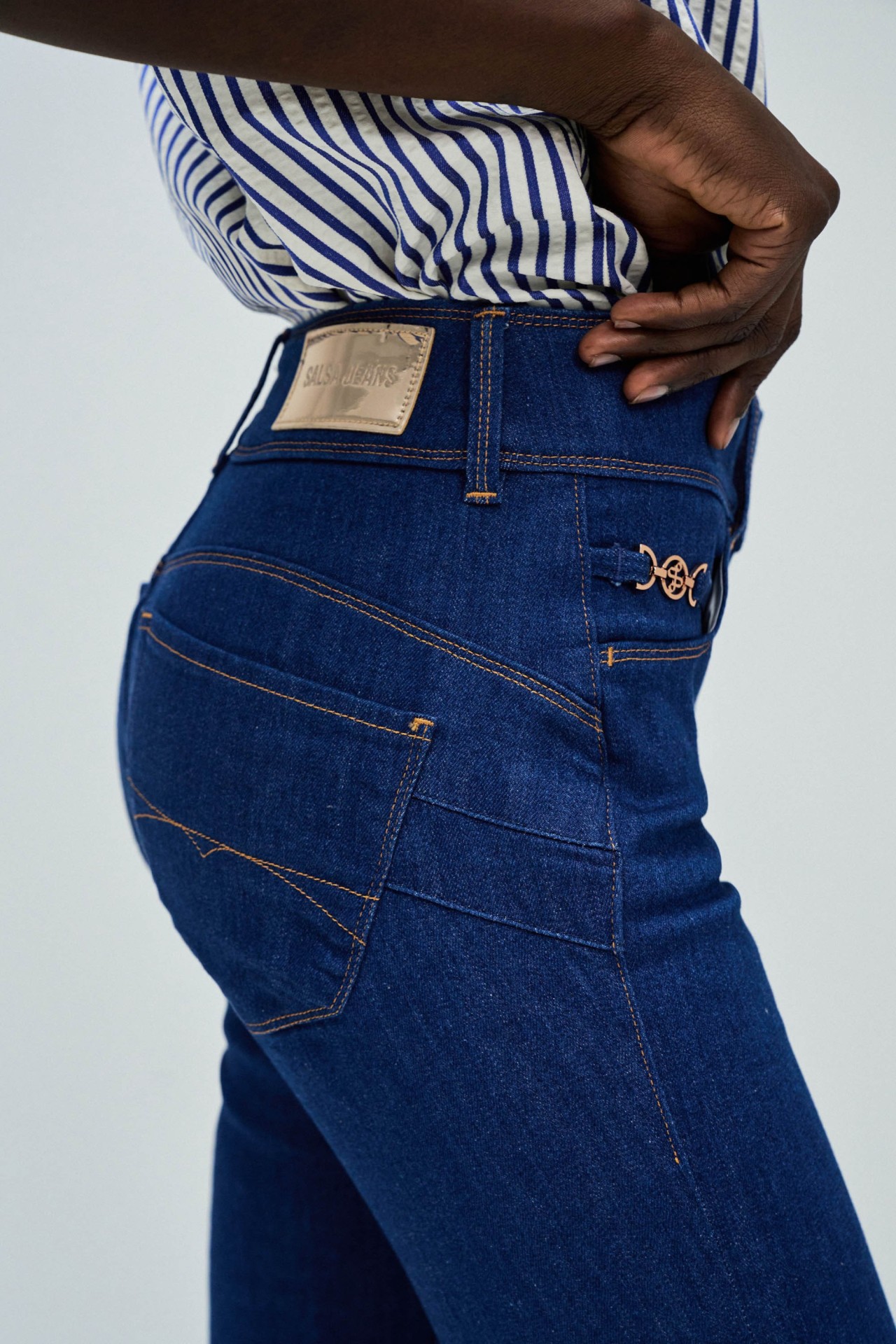 JEANS SECRET PUSH IN BOOTCUT AVEC DÉTAILS DORÉS