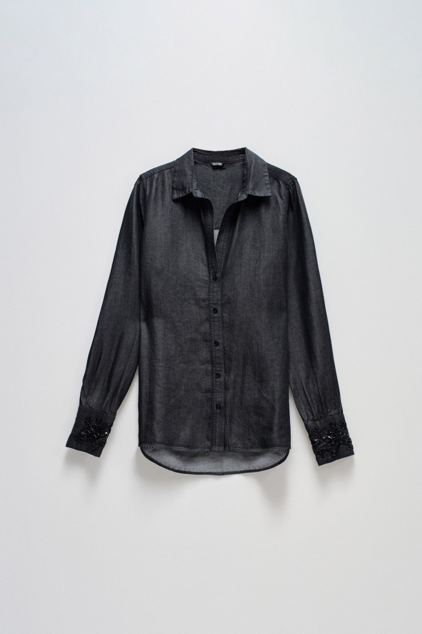 BLUSE AUS LIGHTDENIM MIT PAILLETTENVERZIERUNG