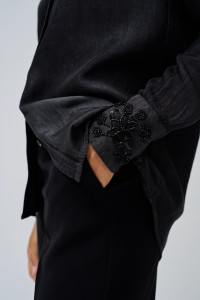 CAMISA EM LIGHTDENIM COM DETALHE DE MISSANGAS