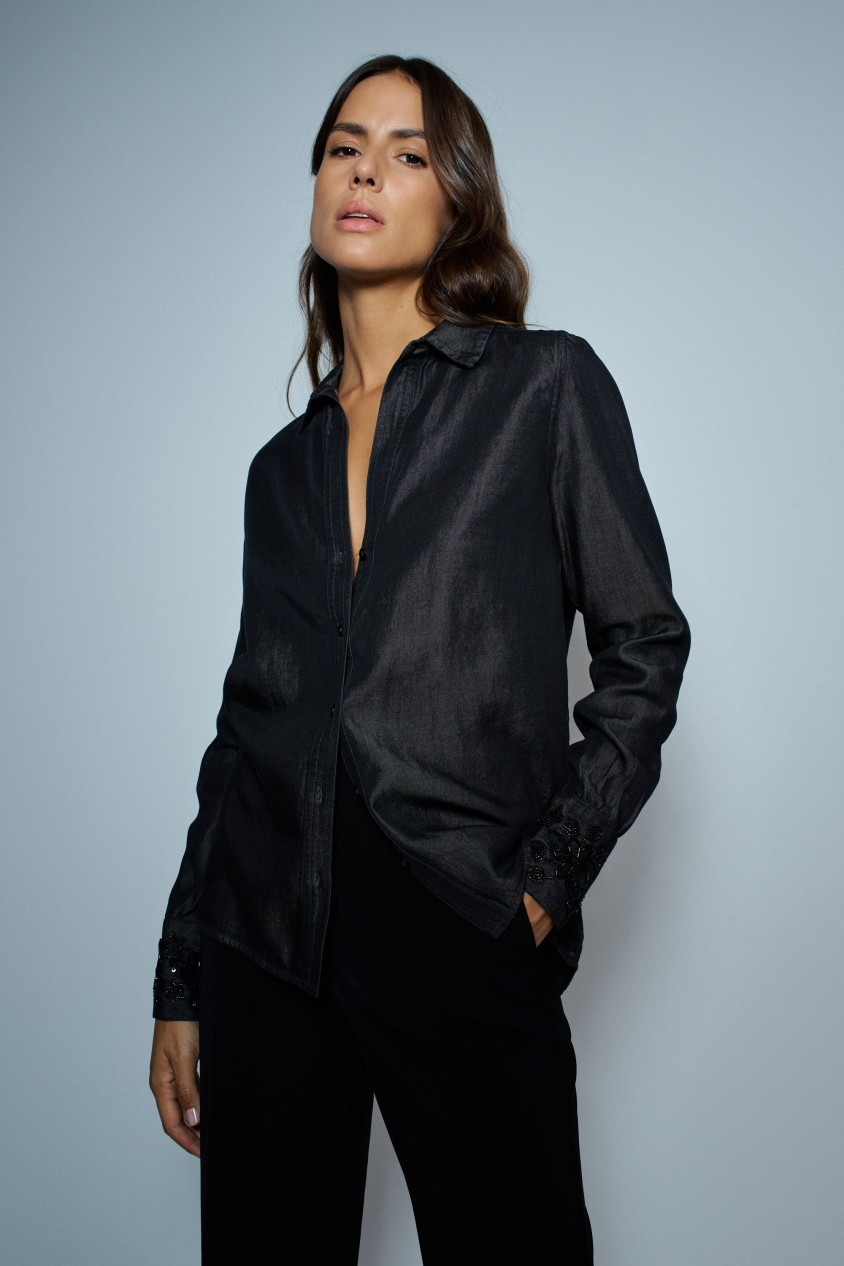 BLUSE AUS LIGHTDENIM MIT PAILLETTENVERZIERUNG