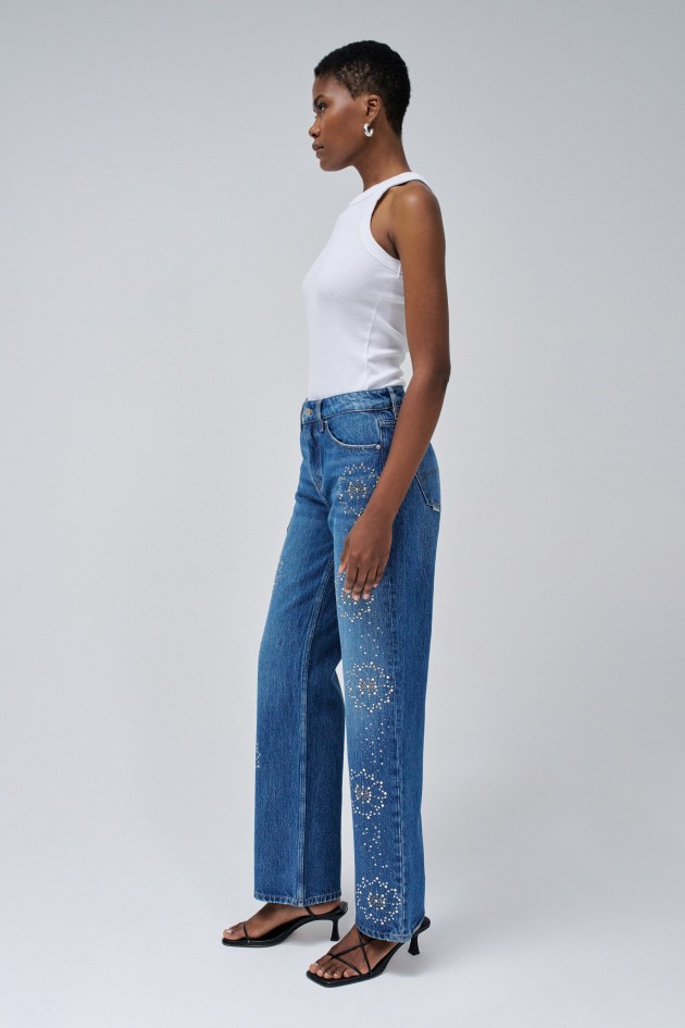JEANS TRUE STRAIGHT COM APLICAÇÕES