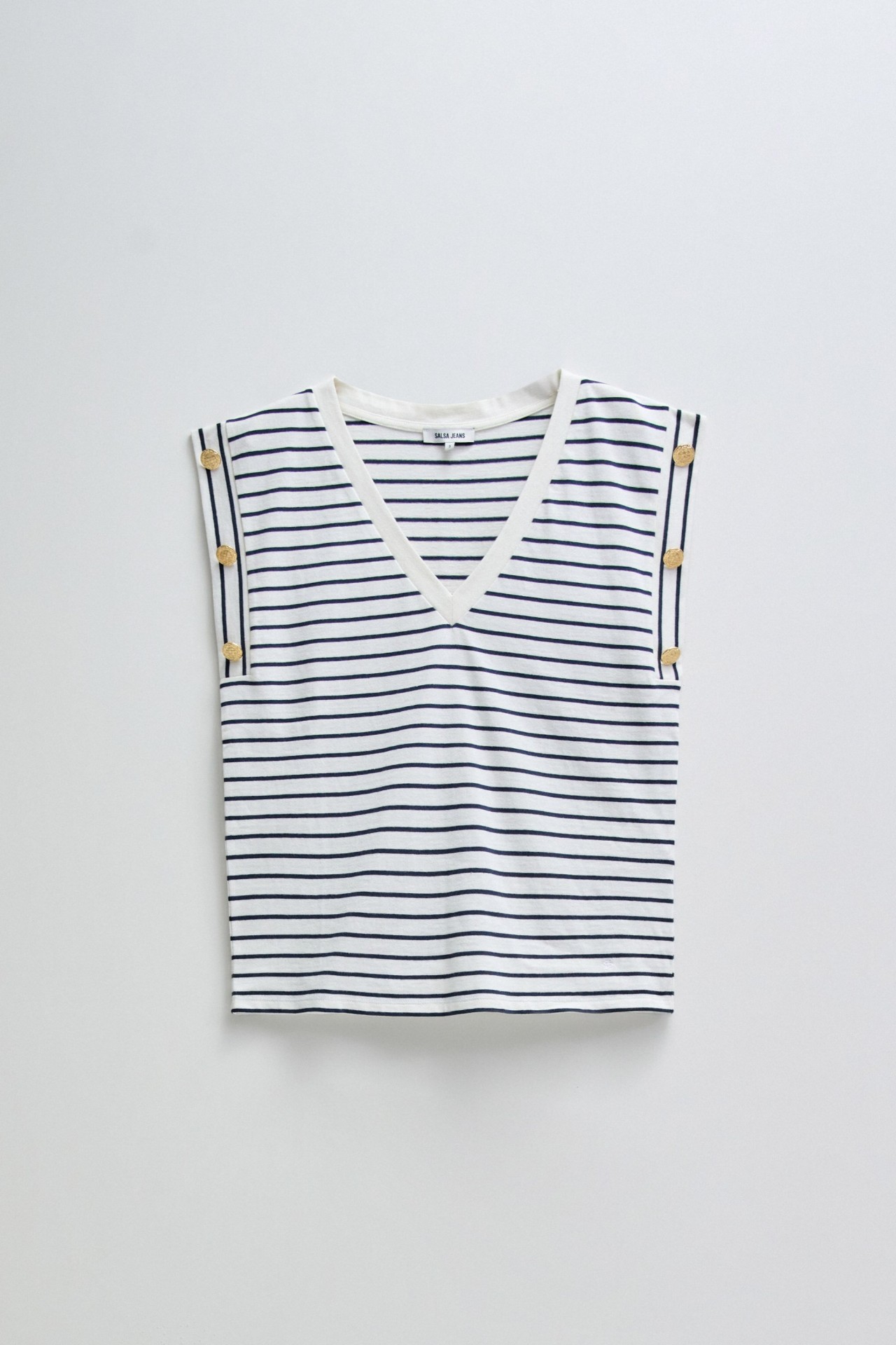 T-SHIRT COM RISCAS E DETALHE DE BOTES