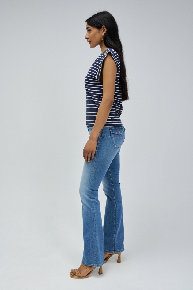 CAMISETA DE MARINERO Y BOTONES METÁLICOS