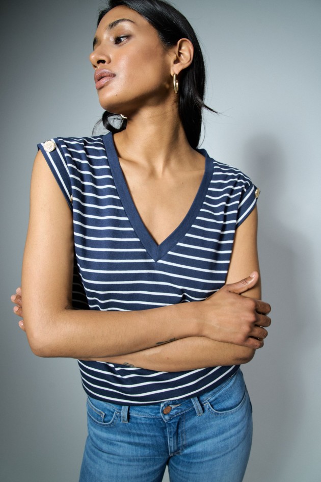 CAMISETA DE MARINERO Y BOTONES METÁLICOS