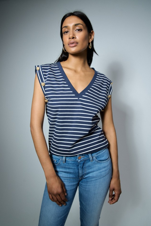 CAMISETA DE MARINERO Y BOTONES METÁLICOS