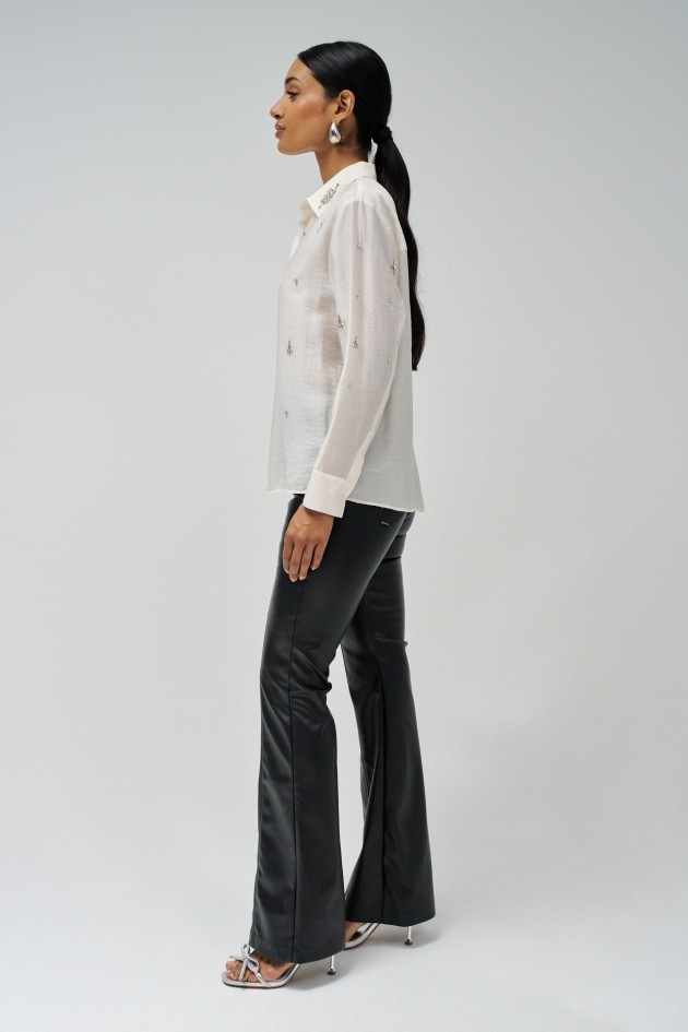 CAMISA CON APLICACIONES BRILLANTES