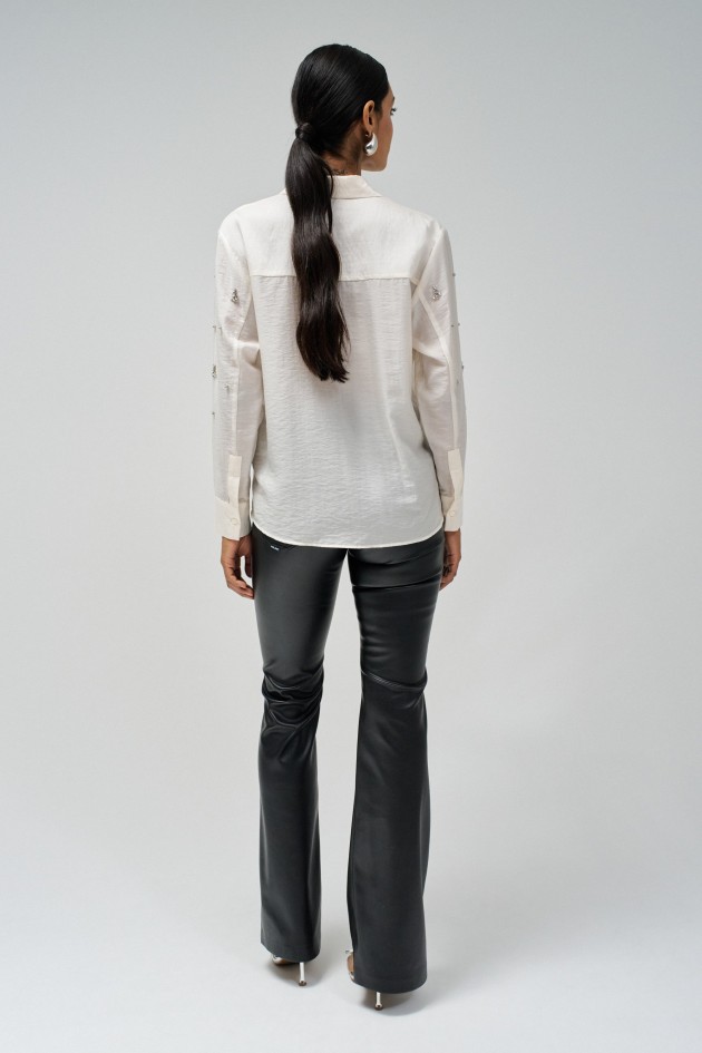 CAMISA CON APLICACIONES BRILLANTES