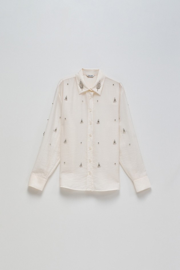 CAMISA CON APLICACIONES BRILLANTES