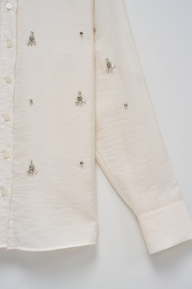 CAMISA CON APLICACIONES BRILLANTES