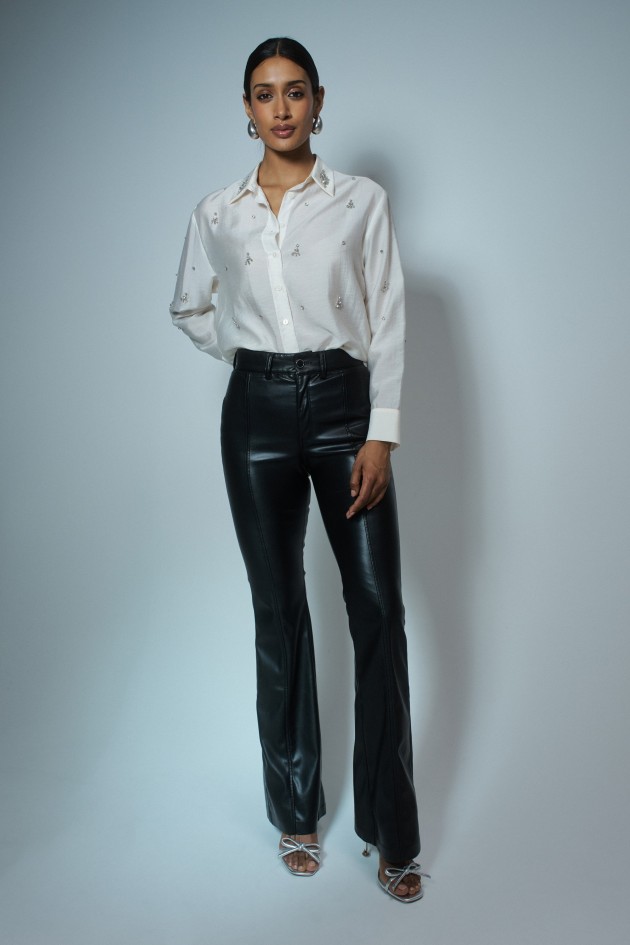 CAMISA CON APLICACIONES BRILLANTES