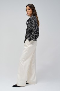 BLUSA COM DETALHE DE LAO