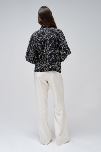 BLUSA COM DETALHE DE LAO