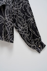 BLUSA COM DETALHE DE LAO