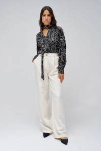 BLUSA COM DETALHE DE LAO