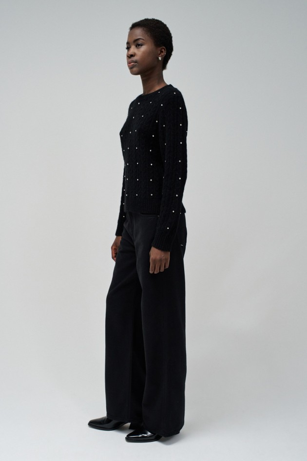 SWEATER WITH SPARKLING APPLICATIONS