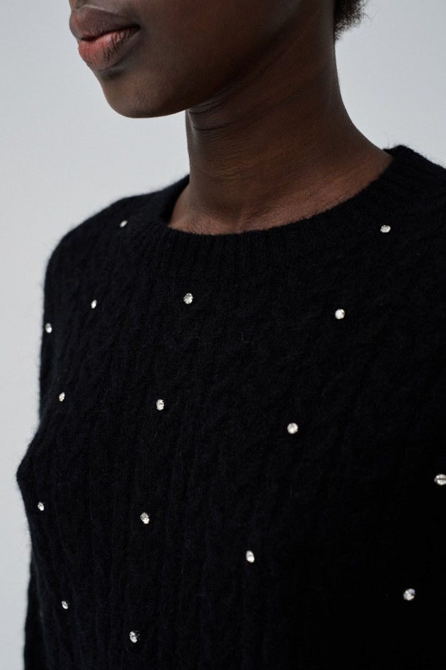 SWEATER WITH SPARKLING APPLICATIONS