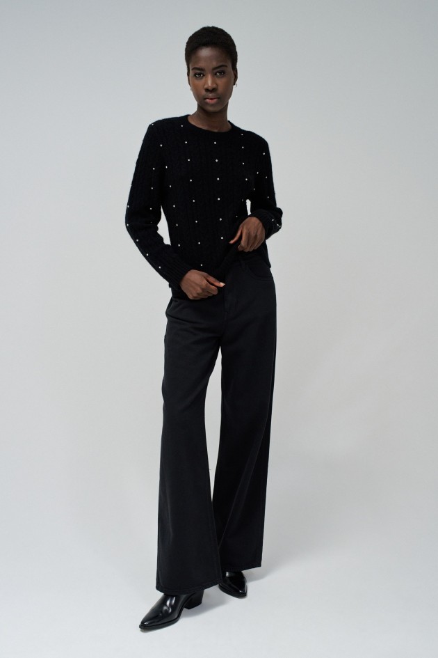 SWEATER WITH SPARKLING APPLICATIONS