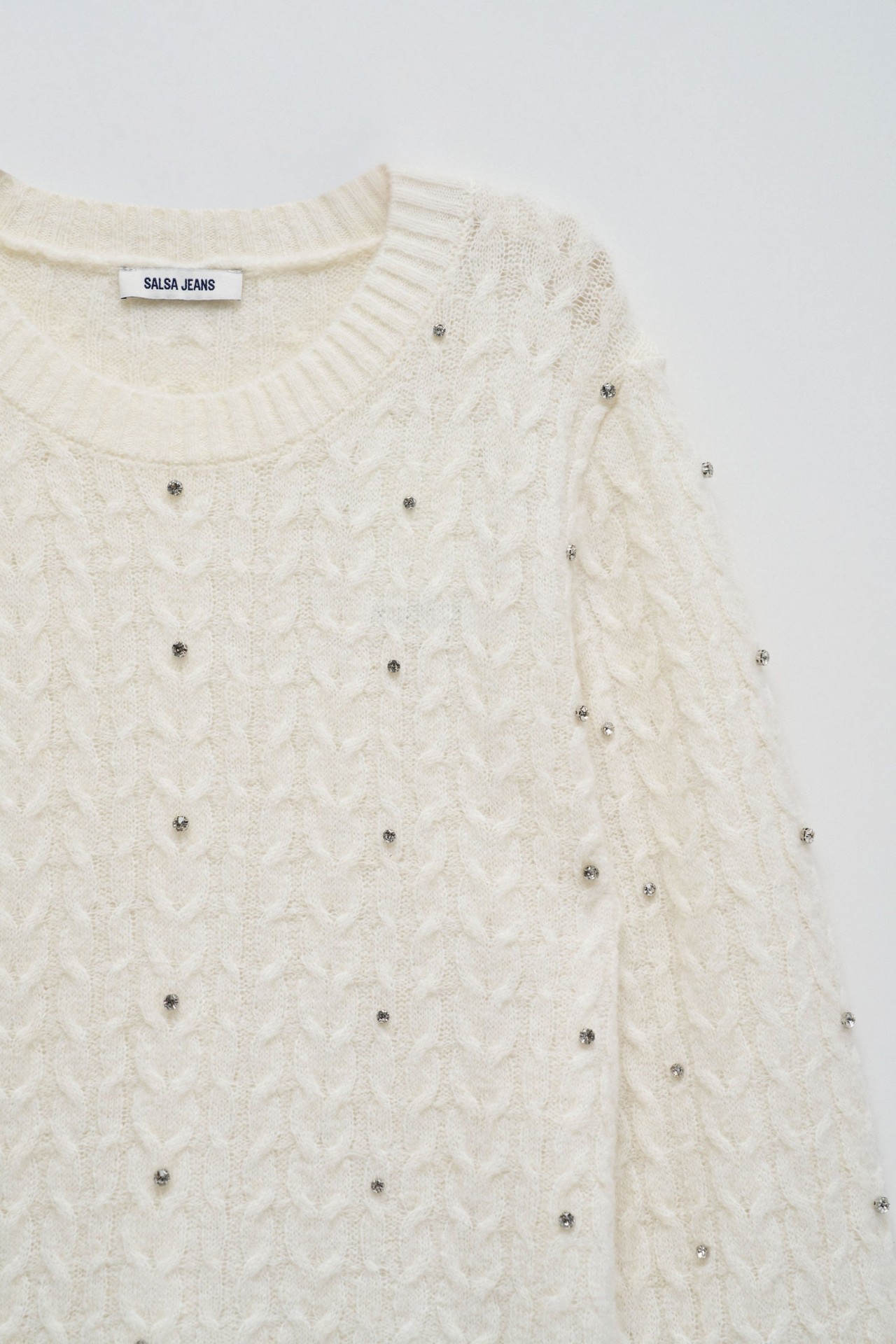 PULL AVEC APPLICATIONS BRILLANTES