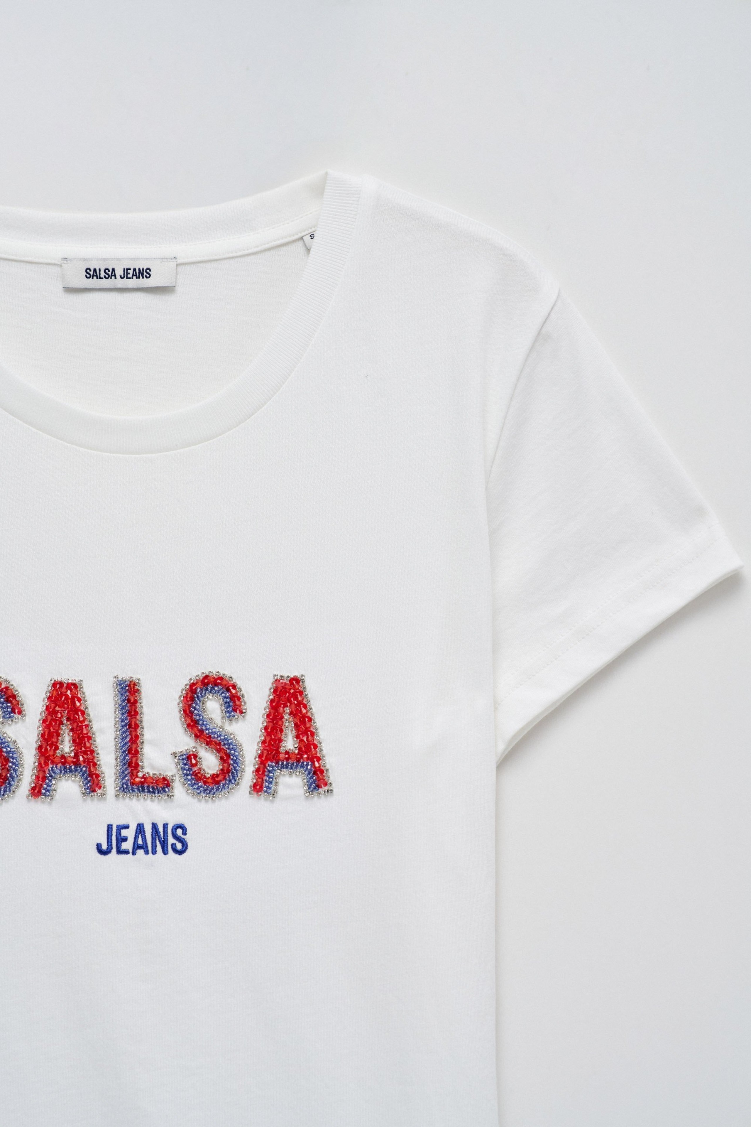 T-SHIRT MIT BRANDING