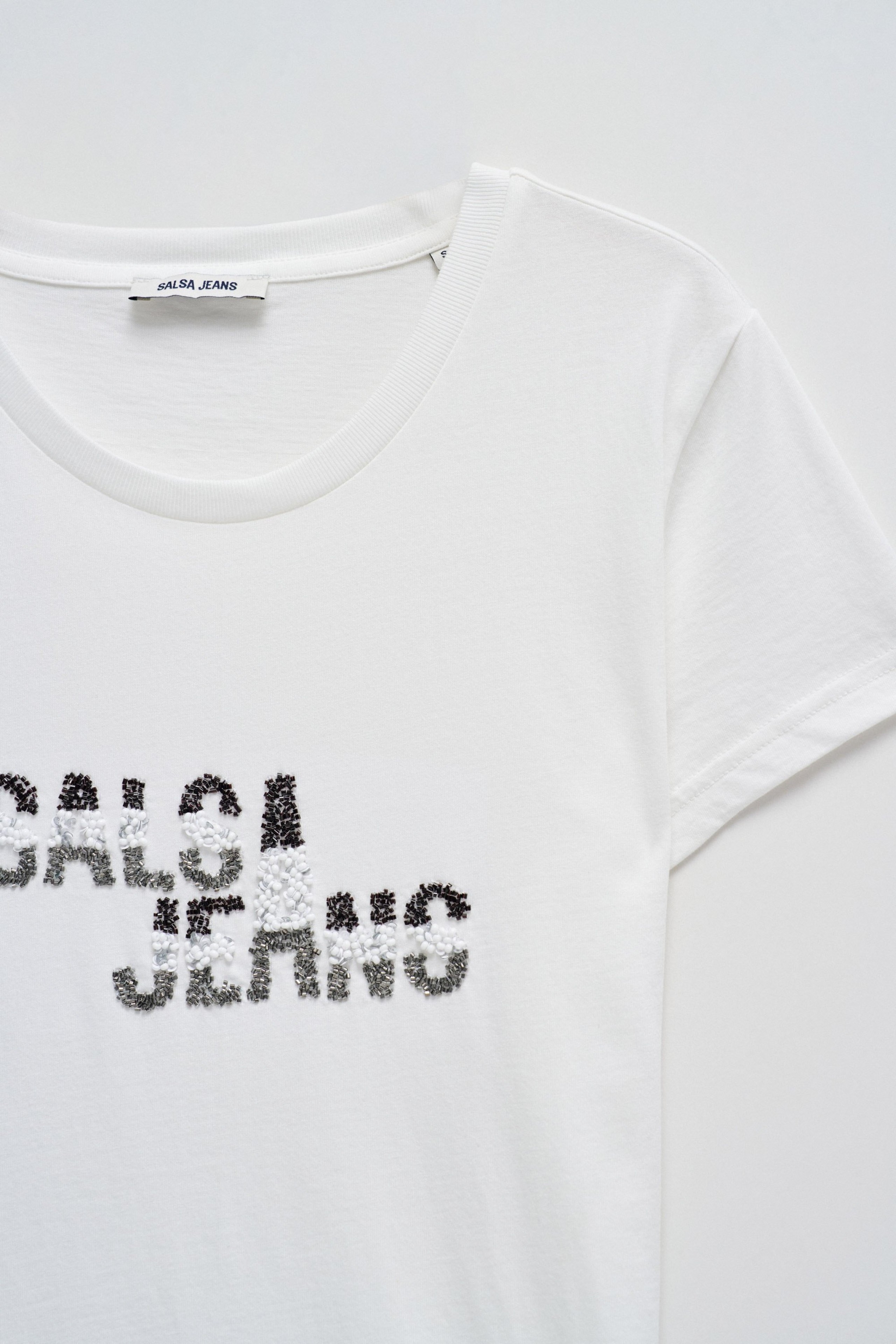 T-SHIRT MIT BRANDING