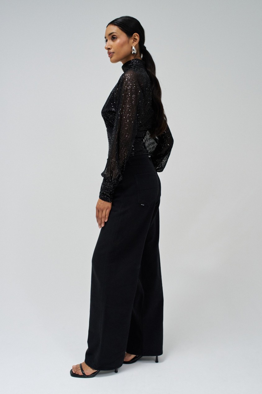 CAMISOLA COM LANTEJOULAS