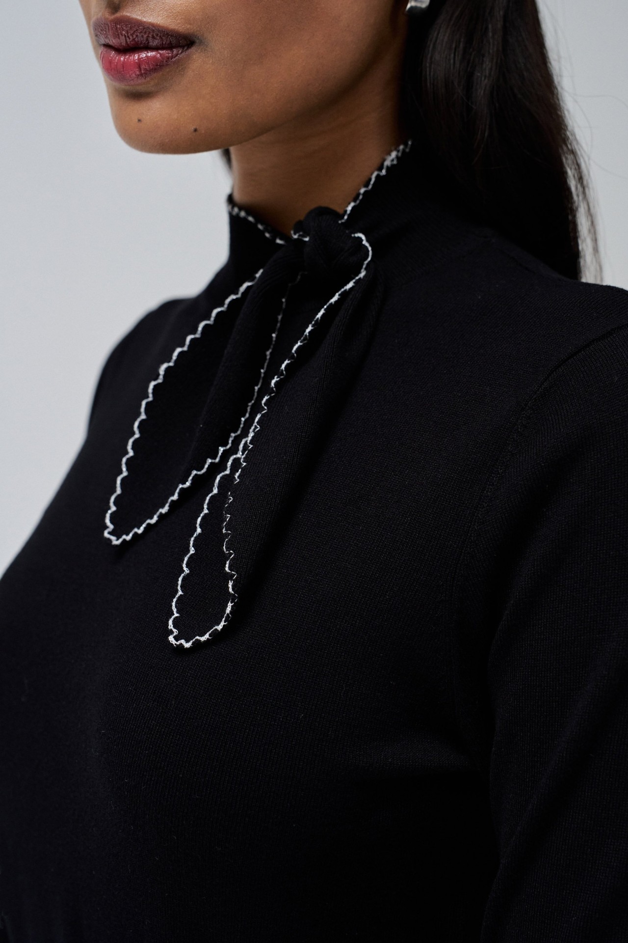 STRICKPULLOVER MIT VERZIERUNG AM KRAGEN