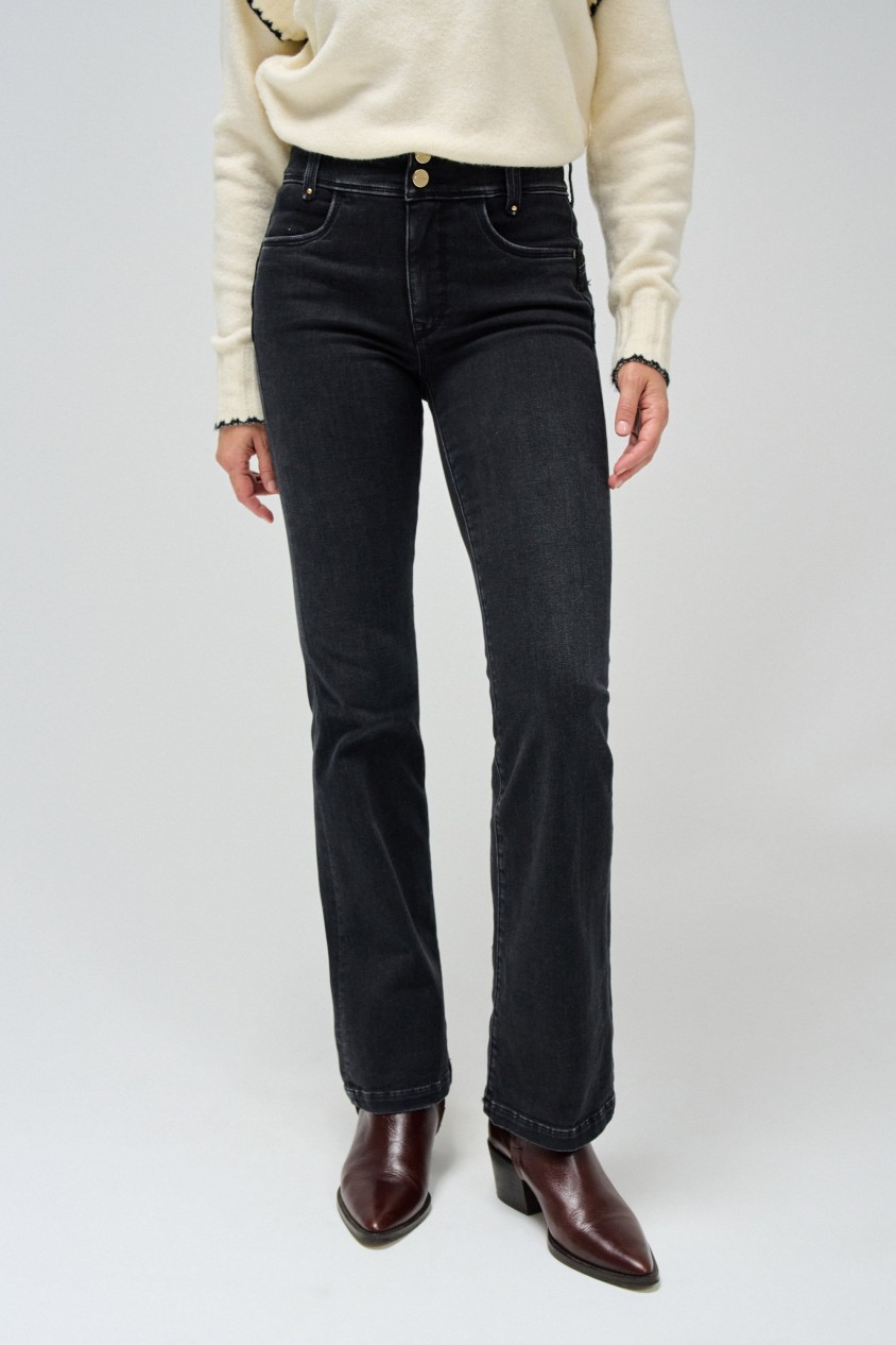 SECRET PUSH IN BOOTCUT JEANS