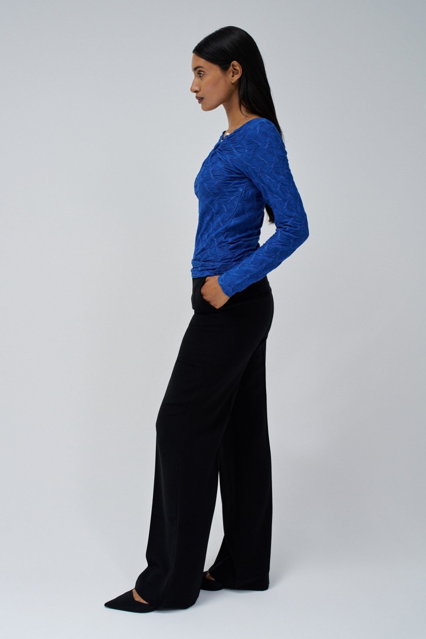 CAMISOLA TEXTURADA COM DETALHE METÁLICO