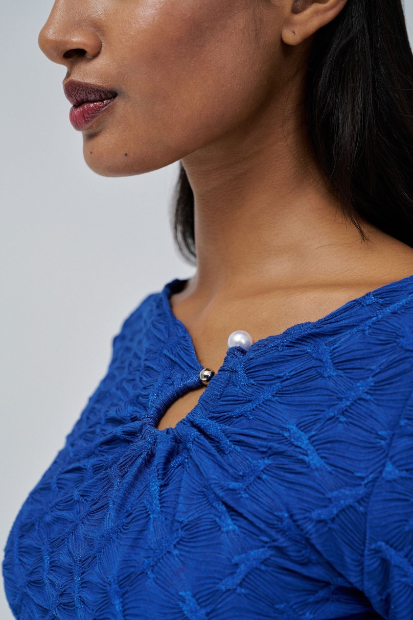 CAMISOLA TEXTURADA COM DETALHE METÁLICO