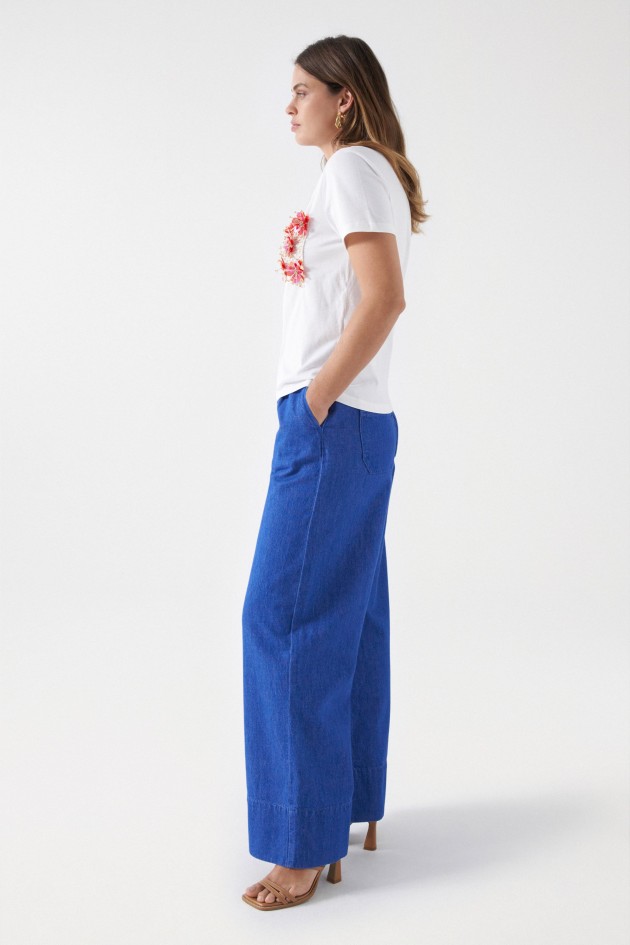 T-SHIRT MIT BLUMENTASCHEN-DETAIL