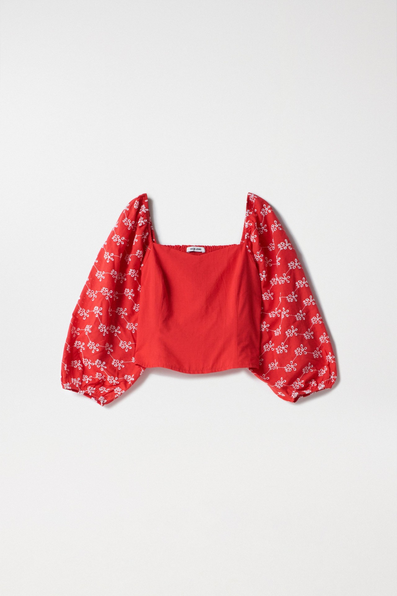 BLUSA CON MANGAS BORDADAS INGLESAS