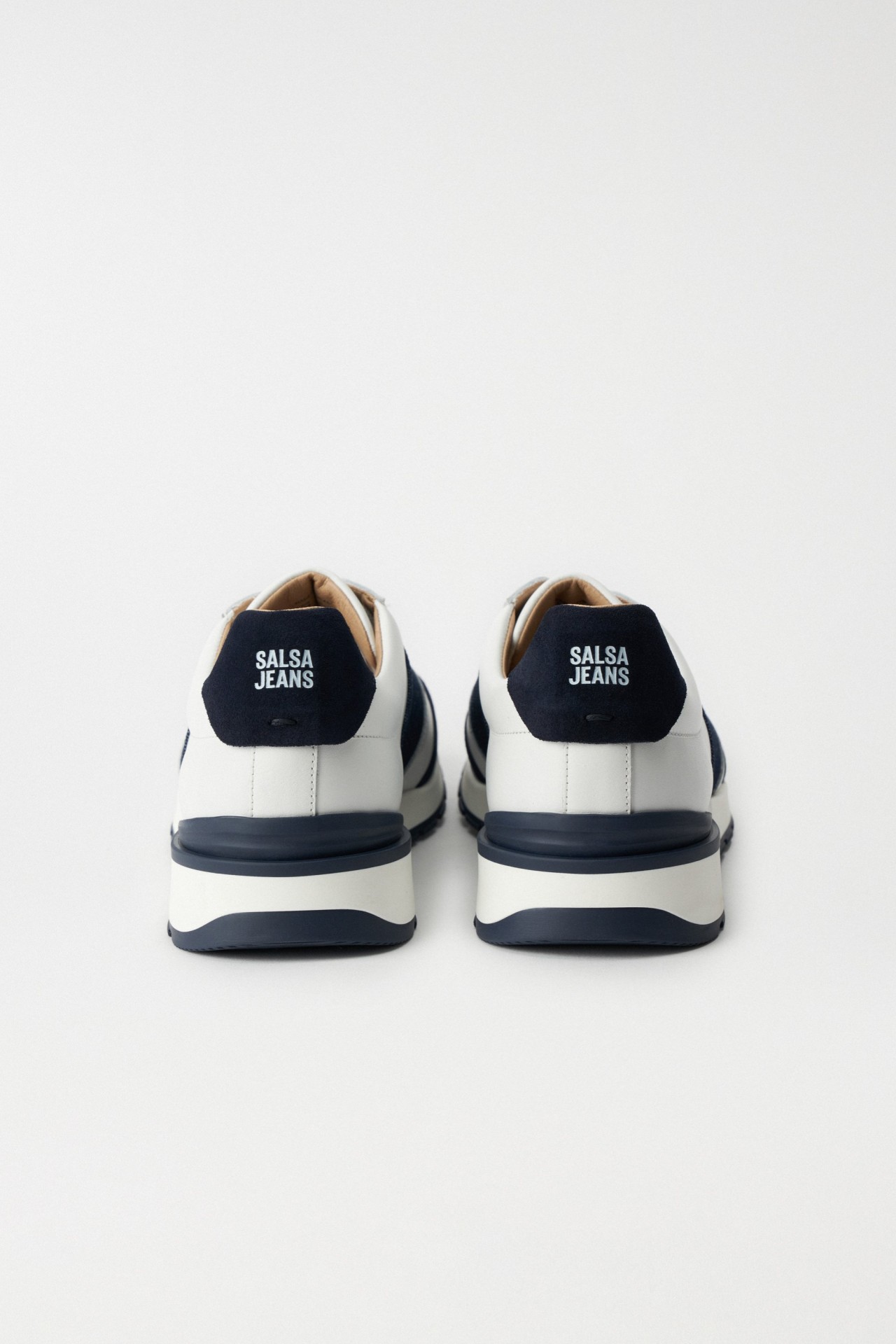 SAPATILHAS COM DETALHES EM DENIM