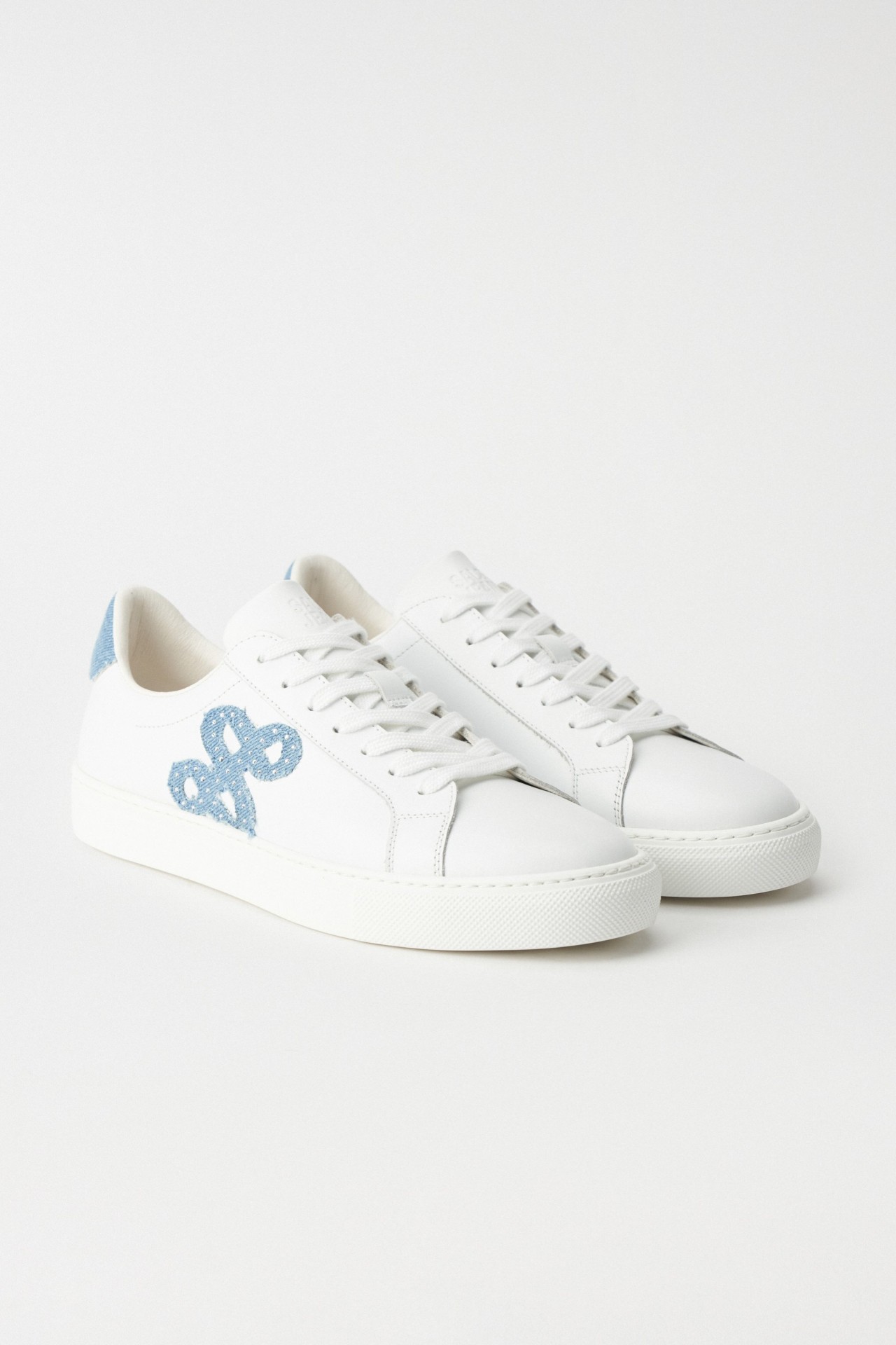 SAPATILHAS COM BRANDING EM DENIM