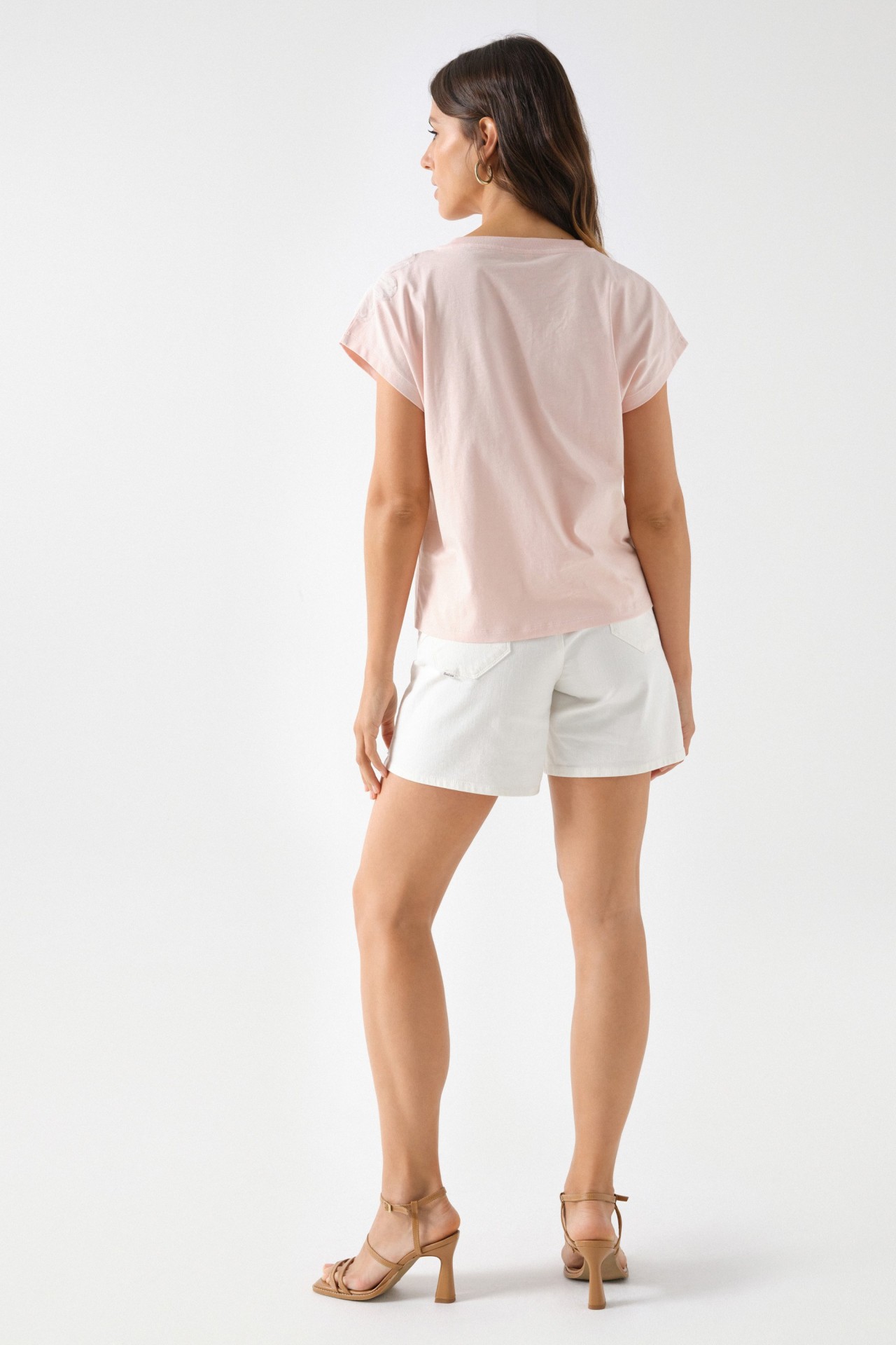 T-SHIRT COM APLICAO DE FLORES