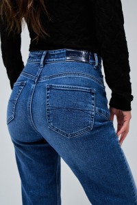 FAITH PUSH IN STRAIGHT JEANS
