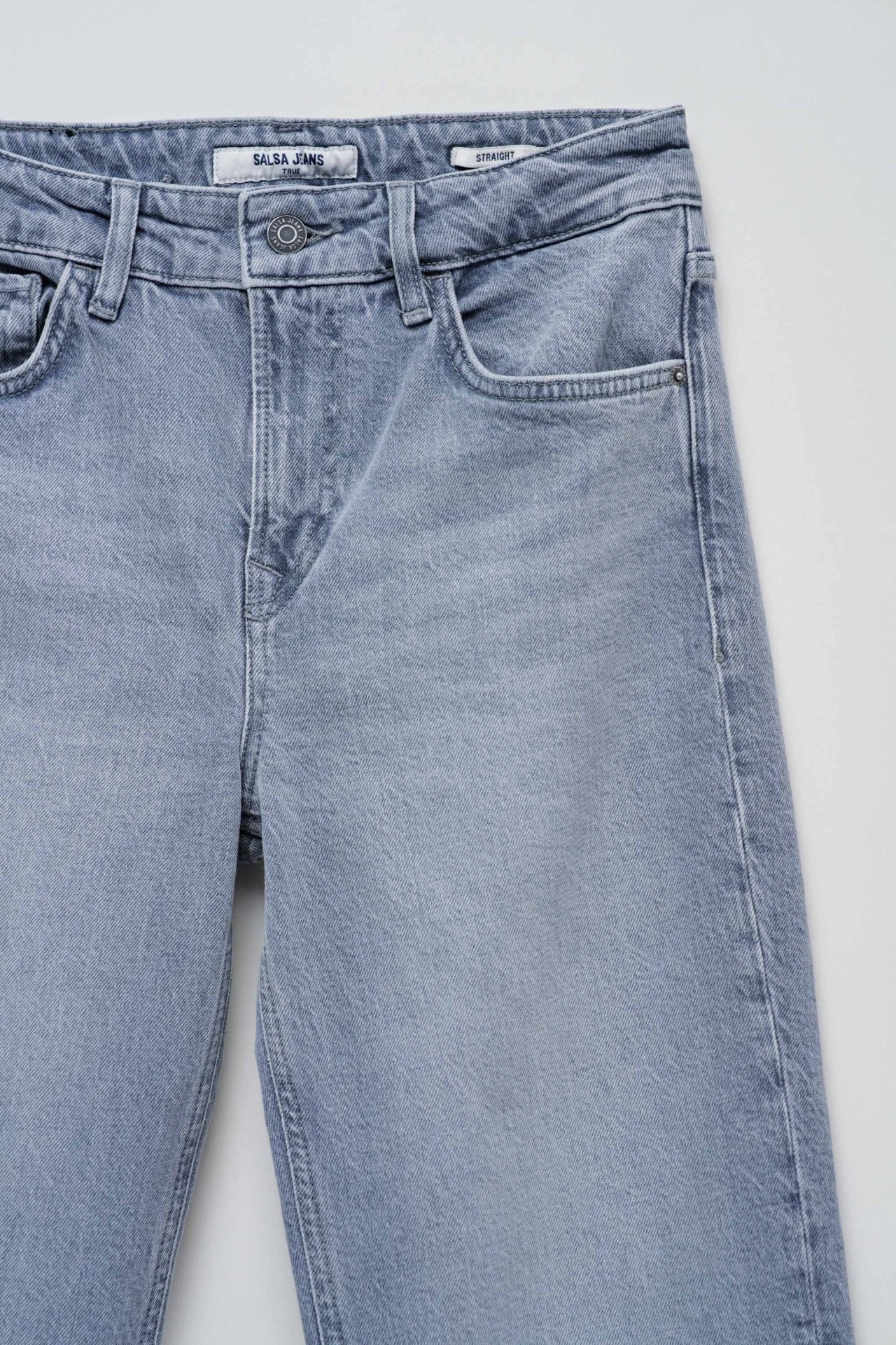 JEANS TRUE STRAIGHT MIT SCHLAG